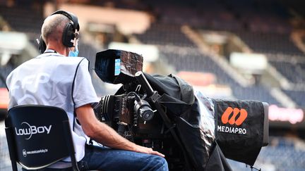 Un caméraman du groupe Mediapro lors d'un match PSG-OM, le 13 septembre 2020. (FRANCK FIFE / AFP)