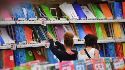 Des personnes achètent des fournitures scolaires dans un supermarché à Marsac (Creuse), le 19 août 2022.&nbsp; (ROMAIN LONGIERAS / HANS LUCAS / AFP)