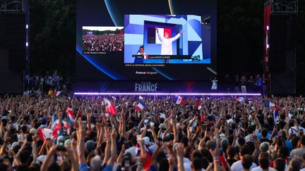 Des supporters français ont investi le Club France, le 2 août 2024, afin d'assister à la finale du 200 m quatre nages de Léon Marchand, star tricolore de ces Jeux olympiques de Paris. (THIBAUD MORITZ / AFP)