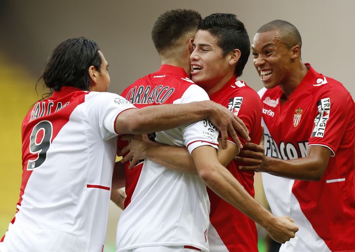 Les joueurs de Monaco f&ecirc;tent leur premier but, le 5 octobre 2013 &agrave; Monaco. (VALERY HACHE / AFP)