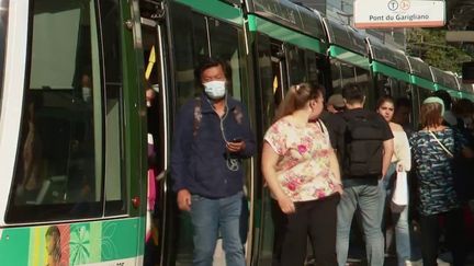 Covid-19 : la ministre de la Santé demande aux Français de porter le masque dans les transports en commun