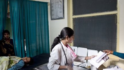 Dans les salles d'accouchements, les médecins enchaînent les consultations et l'arrivée des nouveaux-nés. Ils ont ordre de protéger les filles à naître et de convaincre le père de garder l'enfant. (Photos : Caroline Poiron pour Géopolis.)