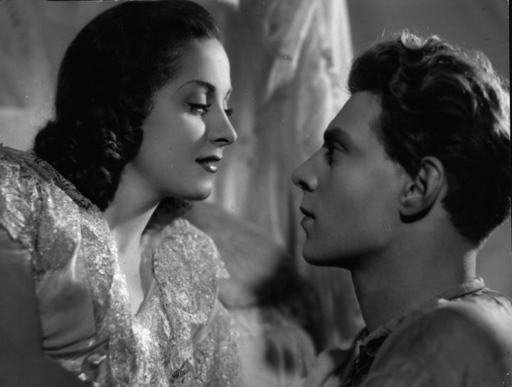 Danielle Darrieux et Jean-Pierre Aumont dans "Tarass Boulba" (1936) d'Alexis Granowsky 
 (GG FILMS / ARCHIVES DU 7EME ART / PHOTO12)