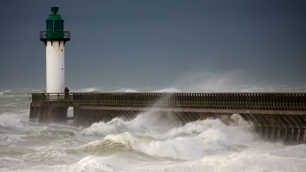 La tempête Ana sur la jetée de Calais (Pas-de-Calais), le 10 décembre 2017. (MAXPPP)