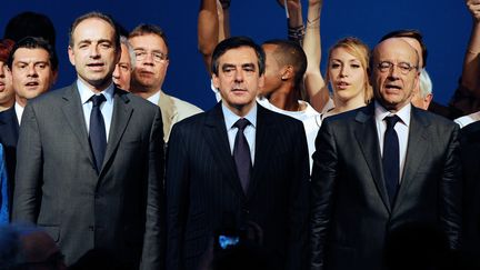 Jean-Fran&ccedil;ois Cop&eacute;, Fran&ccedil;ois Fillon et Alain Jupp&eacute; : trois favoris pour la pr&eacute;sidence de l'UMP, ici r&eacute;unis &agrave; Bordeaux (Gironde), le 3 mai 2012. (JEAN-PIERRE MULLER / AFP)