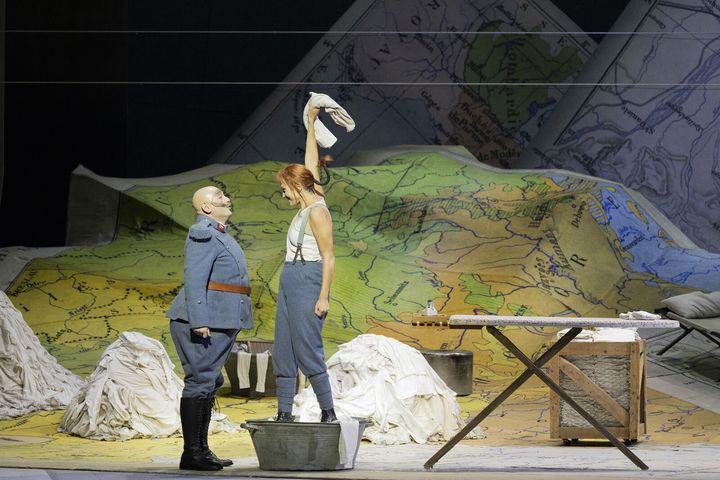 Julie Fuchs et Lionel Lhote dans "La Fille du régiment", à l'Opéra Bastille, le 14 octobre 2024, à Paris. (ELISA HABERER)