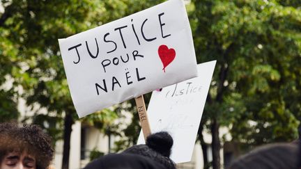 Une pancarte lors de la marche blanche en hommage à Nahel, le 29 juin 2023, à Nanterre. (REMI BREMOND / HANS LUCAS / AFP)