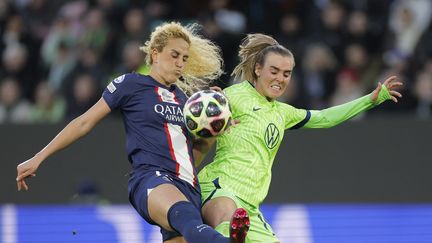 La Française Kheira Hamraoui (PSG) au duel avec l'Allemande Juill Roord (Wolfsburg), le 30 mars 2023, lors du quart de finale retour de Ligue des champions. (ODD ANDERSEN / AFP)