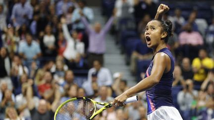 Leylah Annie Fernandez célèbre sa qualification pour sa première finale de Grand Chelem, los de la demi-finale du tournoi de l'US Open, le 9 septembre 2021, à New York. (SARAH STIER / GETTY IMAGES via AFP)