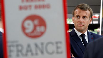 Emmanuel Macron visite un supermarché à Saint-Pol-de-Léon (Finistère), le 22 avril 2020. (STEPHANE MAHE / POOL)