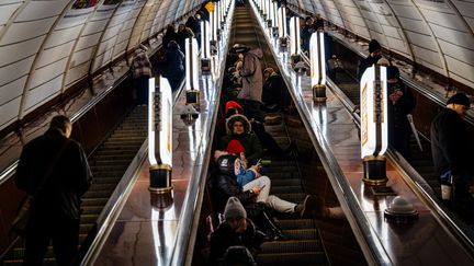 Des Ukrainiens se réfugient dans le métro de Kiev pendant des frappes de l'armée russe sur la capitale, le 13 décembre 2022. (DIMITAR DILKOFF / AFP)