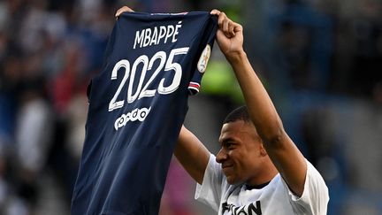 Kylian Mbappé reste au PSG. L'annonce a été faite le 21 mai au Parc des Princes à Paris.&nbsp; (ANNE-CHRISTINE POUJOULAT / AFP)