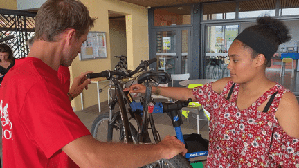 Les jeunes du campus de Baco ont pu bénéficier d'un atelier vélo ce jeudi. (Nathan Poaouteta / NC la 1ère)