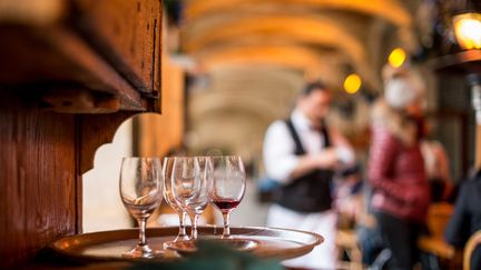 Mais quand reverrons-nous nos bistrots, nos zincs et notre café au bar ? La chanson aime les bistrots.&nbsp; (RAMIRO OLACIREGUI / MOMENT OPEN / GETTY IMAGES)