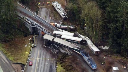 Le train a déraillé près de la ville de DuPont, dans l'Etat de Washington (nord-ouest des Etats-Unis), le 18 décembre 2017. (JOHN FROSCHAUER / AP / SIPA)