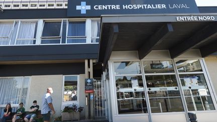 Le centre hospitalier de Laval, où sont redirigés les malades du coronavirus du département. (JEAN-FRANCOIS MONIER / AFP)