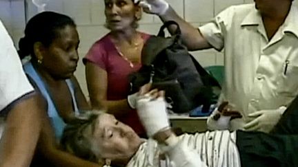 Capture d'&eacute;cran de la t&eacute;l&eacute; cubaine : une des touristes fran&ccedil;aises, bless&eacute;es dans l'accident de car &agrave; Cuba, re&ccedil;oit les premiers soins, le 1er d&eacute;cembre 2014, dans un h&ocirc;pital de Cienfuegos. (CAPTURE ECRAN / CUBANTV)