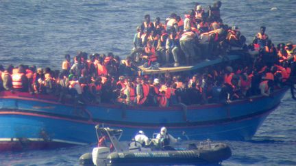 &nbsp; (Cette semaine, un bateau de migrants secouru par la marine italienne en Méditerranée. © Maxppp)