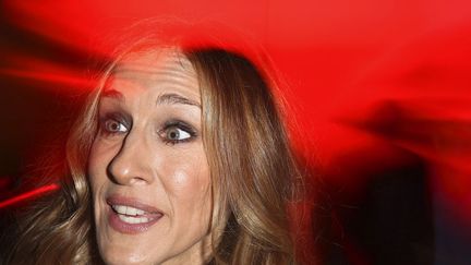 Savoir se servir de l'&eacute;clairage ambiant pour paraitre &agrave; son avantage sur les photos est un autre talent. Que ne maitrise pas Sarah Jessica Parker... (CARLO ALLEGRI / REUTERS)