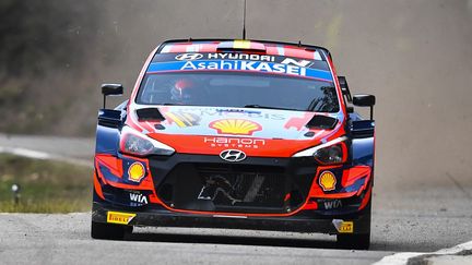 Thierry Neuville (Hyundai) en course pour la victoire lors du rallye d'Espagne, samedi 16 octobre 2021. (PAU BARRENA / AFP)