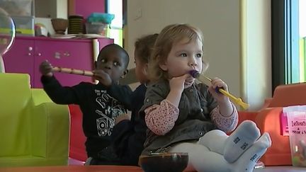 Selon une étude, la musique aurait un réel impact sur la maîtrise du vocabulaire, de l'expression et de la lecture. L'oreille musicale se travaille dès le plus jeune âge. (France 2)