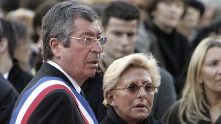 Le d&eacute;put&eacute;-maire UMP Patrick et son &eacute;pouse Isabelle Balkany, le 2 mars 2009 &agrave; Levallois-Perret (Hauts-de-Seine). (REMY DE LA MAUVINIERE / AFP)