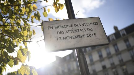 Plaque commémorative des attentats du 13 novembre 2015 à Paris. (STEPHANE DE SAKUTIN / AFP)