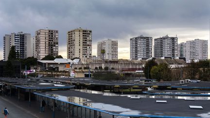 Edouard Philippe et plusieurs ministres officialisent jeudi une batterie de 23 mesures pour la Seine-Saint-Denis, un département qui cumule d'importantes difficultés, en insistant sur l'attractivité pour les fonctionnaires, la sécurité, la justice et l'éducation. Photo d'illustration d'immeubles à Bobigny. (VINCENT ISORE / MAXPPP)