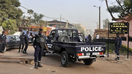 La police sur les lieux de l'attentat, &agrave; Bamako, le 7 mars 2015. (HABIBOU KOUYATE / AFP)