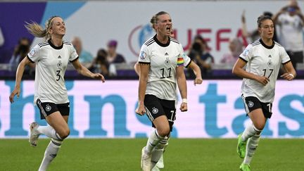 L'attaquante Alexandra Popp (au centre) a inscrit le deuxième but du match Allemagne-Espagne, le 12 juillet 2022. (DAMIEN MEYER / AFP)