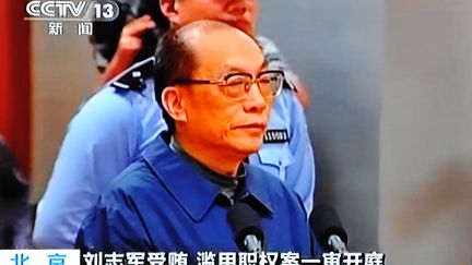 Capture d'&eacute;cran de la cha&icirc;ne CCTV montrant l'ancien ministre des Chemins de fer chinois, Liu Zhijun, lors de son proc&egrave;s &agrave; P&eacute;kin (Chine), le 9 juin 2013. (AN XIN / IMAGINECHINA / AFP)