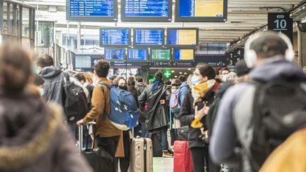 Des voyageurs en gare de Montparnasse, le 19 mars 2021 à Paris. (JOAO LUIZ BULCAO / HANS LUCAS / AFP)