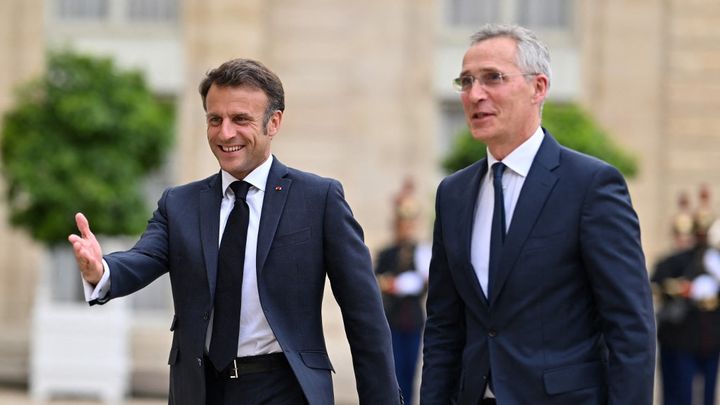 Le président de la République, Emmanuel Macron, et le secrétaire général de l'Otan, Jens Stoltenberg, le 28 juin 2023 à l'Elysée (Paris). (MUSTAFA YALCIN / ANADOLU AGENCY / AFP)