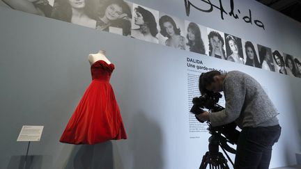 La robe rouge de Dalida, exposée en 2017 à Paris. (FRANCOIS GUILLOT / AFP)