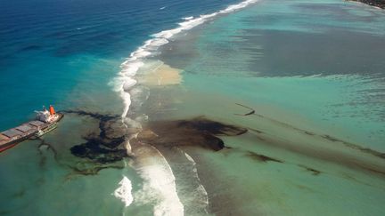 Une vue du "MV Wakashio" et de la fuite d'hydrocarbures qui s'écoule dans le lagon mauricien, le 10 août 2020. (GWENDOLINE DEFENTE / REUTERS)