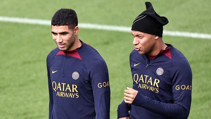 Achraf Hakimi et Kylian Mbappé à l'entraînement le 29 septembre 2023. (FRANCK FIFE / AFP)