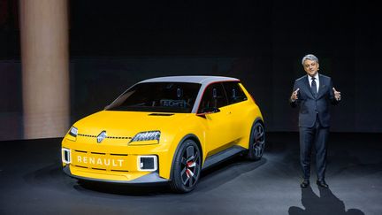 Luca de Meo, PDG du Groupe Renault, présentant le prototype de la Renault R5 que Renault a développé en tant que voiture électrique, 14 janvier 2021. (MARTIN GAMBIER / MAXPPP)