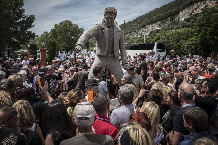 La statue de Johnny Hallyday, réalisée par Daniel Georges, lors de son inauguration à Viviers en juin 2018. (JEAN-PHILIPPE KSIAZEK / AFP)