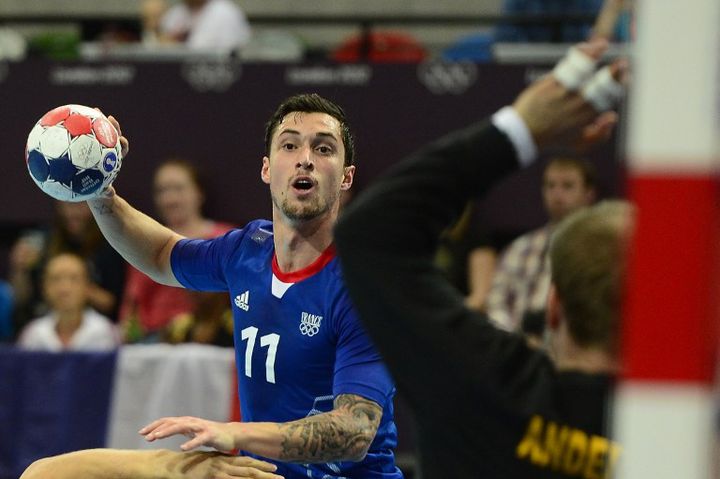 Samuel Honrubia, joueur cette saison du PSG Handball, porte le maillot de l'&eacute;quipe de France &agrave; l'occasion du match France - Su&egrave;de, aux Jeux Olympiques de Londres, le 6 ao&ucirc;t 2012.&nbsp; (JAVIER SORIANO / AFP)