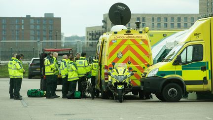 Des personnels paramédicaux effectuent un débriefing sur le coronavirus, à Londres, le 30 mars 2020. (JUSTIN NG / MAXPPP)