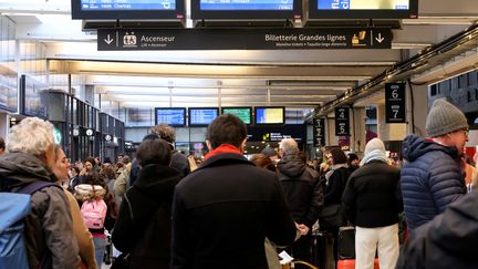 Une panne de signalisation perturbe la circulation des trains au départ et à l'arrivée de la gare Montparnasse. (Photo d'illustration). (DELPHINE GOLDSZTEJN / MAXPPP)