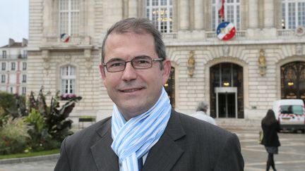 Le candidat divers droite Arnaud de Courson, en novembre 2013 devant la mairie de Levallois-Perret (Hauts-de-Seine). (JACQUES DEMARTHON / AFP)