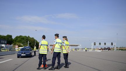 Des gendarmes participent à une opération de contrôle, le 22 juillet 2016 au péage de Beaumont, près de Moineville (Meurthe-et-Moselle). (JEAN-CHRISTOPHE VERHAEGEN / AFP)