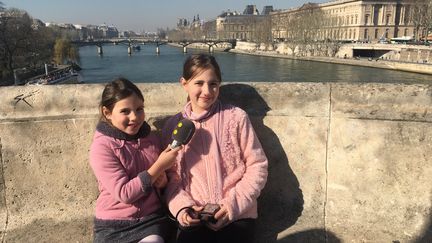 Lucie et Marion participent à la balade dans le Paris historique qui a inspiré des dessins animés. (INGRID POHU / RADIO FRANCE)