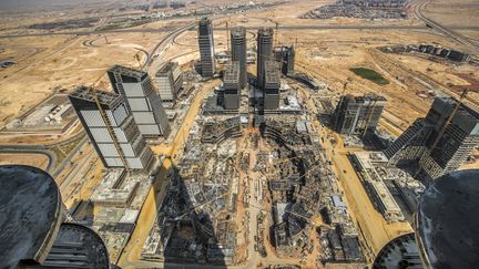 Vue, depuis la "Iconic Tower", sur le quartier du commerce et des finances de la "nouvelle capitale administrative" d'Egypte, grand chantier du président al-Sissi. Photo prise le 3 août 2021. (KHALED DESOUKI / AFP)