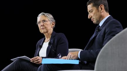 La Première ministre Elisabeth Borne et le président de l'Association des maires de France (AMF), David Lisnard, lors de la 105e session du Congrès des maires, à Paris, le 23 novembre 2023. (ALAIN JOCARD / AFP)