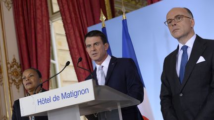 Le Premier ministre Manuel Valls, aux c&ocirc;t&eacute;s de Christiane Taubira et Bernard Cazeneuve, prononce un discours &agrave; Matignon (Paris), le 14 octobre 2015. (MIGUEL MEDINA / AFP)