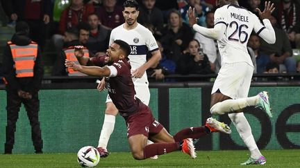 Matthieu Udol accroché par Nordi Mukiele lors de Metz-PSG, dimanche 19 mai 2024. (JEAN-CHRISTOPHE VERHAEGEN / AFP)