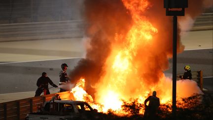 Romain Grosjean miraculé après l'incendie de sa Formule 1 lors du Grand Prix de Bahrain (Moyen-Orient), le 29 novembre 2020. (BRYN LENNON / POOL / AFP)