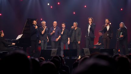 Hommage à Barbara par Alexandre Tharaud, Albin de la Simone,  Vincent Delerm, Dominique A, Tim Dup, Julien Clerc, Pierre Guenard de Radio Elvis, Vincent Dedienne et Olivier Marguerit sur la scène du Printemps de Bourges le 20 avril 2017
 (GUILLAUME SOUVANT / AFP)